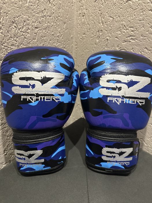 Кикбоксови ръкаваици и наколенки за кик бокс
