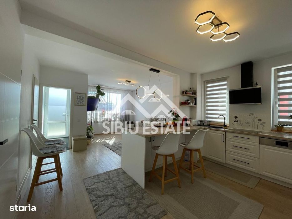 Casa cvadruplex de vanzare 4 camere, 2 locuri de parcare