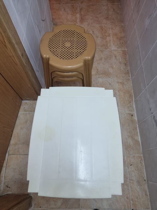 Пластмасови стол с облегалка - 1бр., масичка ниска, 3бр.табуретки