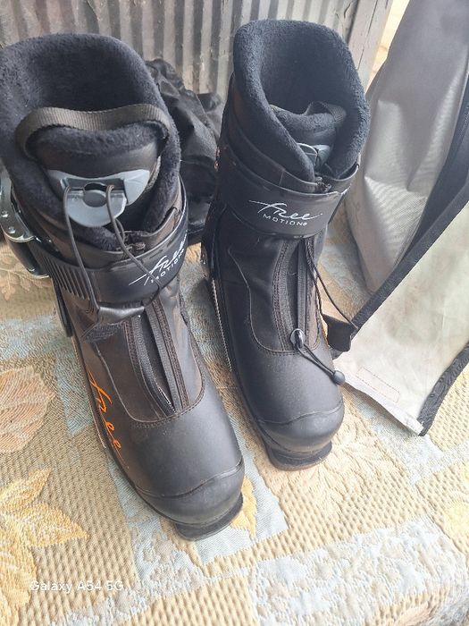 Обувки за ски със практична чанта