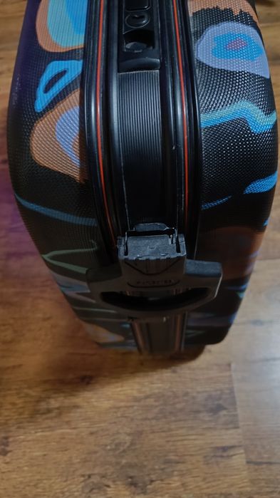 Пътнически куфар среден размер с колелца