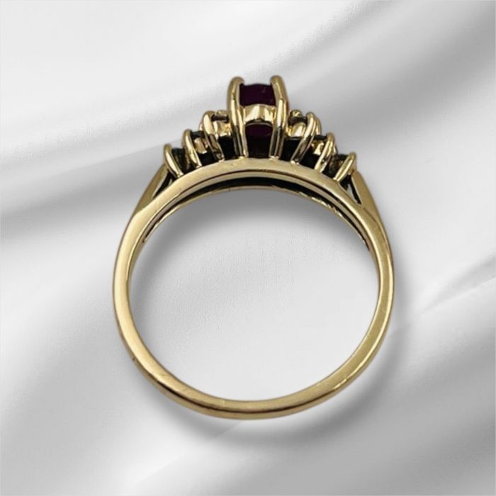 златен пръстен с рубин и диаманти!
