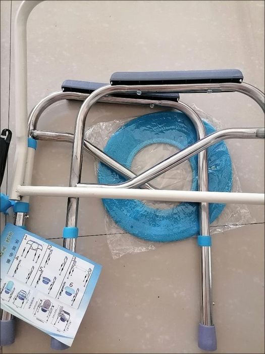 Биотуалеты металлическими ножками.