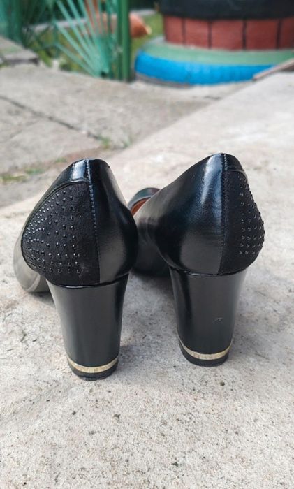 Vând pantofi eleganți