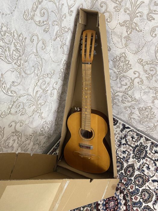 Gitara sotiladi razmer bilmayman