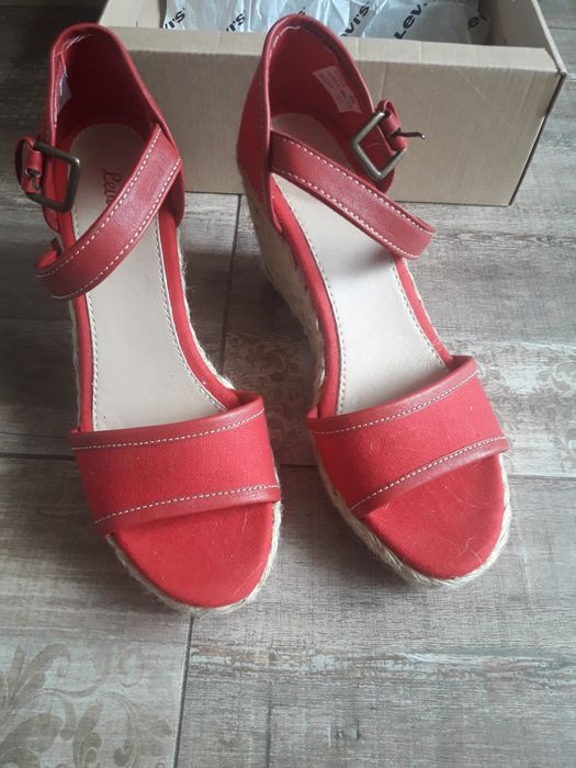 Нови сандали Calvin Klein, Levi's и Bershka