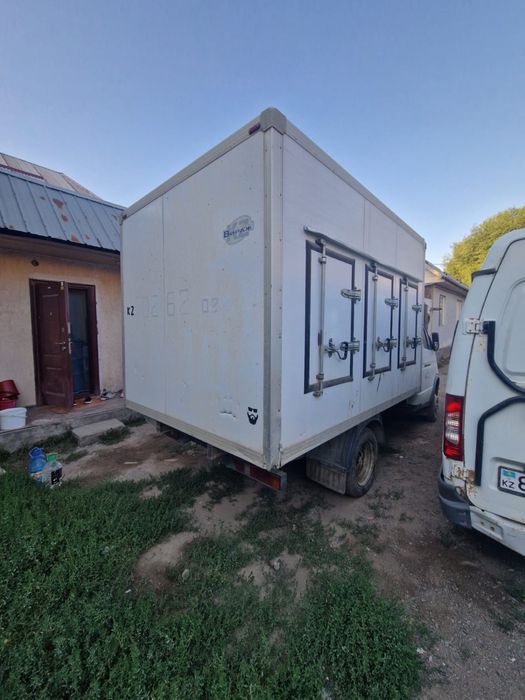 Будка с рефрижератором