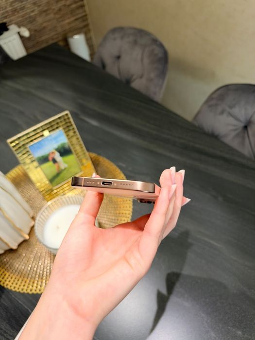 iPhone 16 Pro impecabil, stare premium. Baterie 91%, garanție iunie 2027. Cutie inclusă.