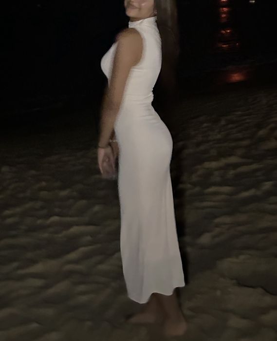 Бежова дълга рокля