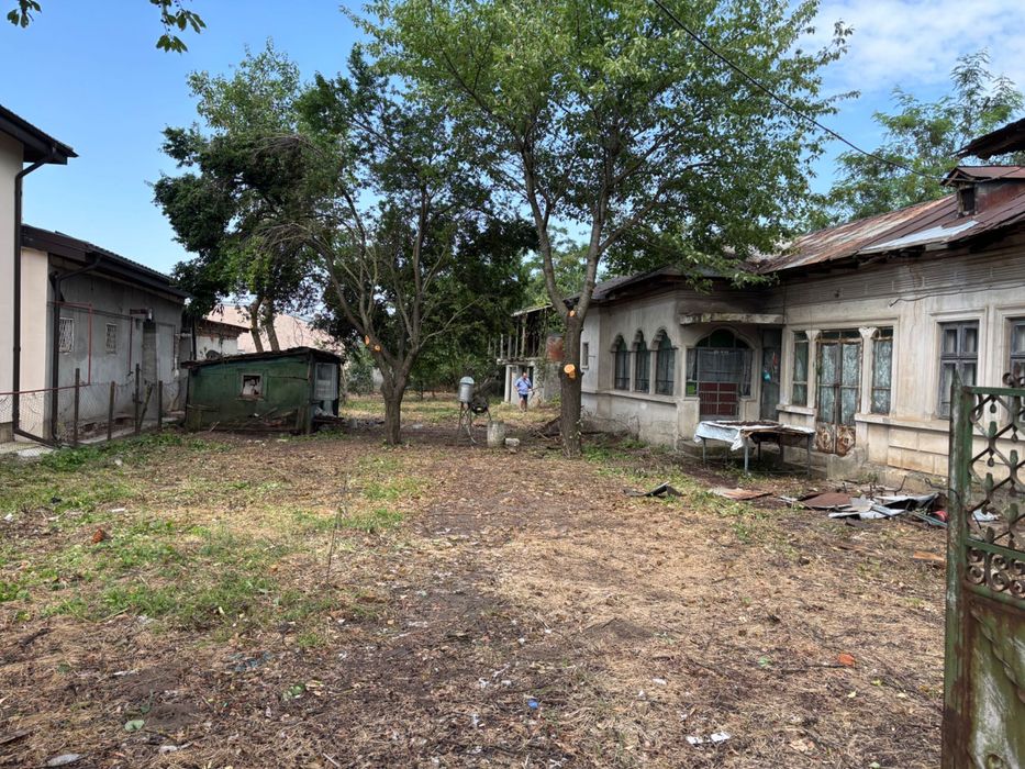 Teren intravilan cu casă demolabila