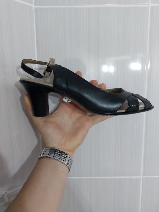 Sandale cu toc noi, in stare perfectă