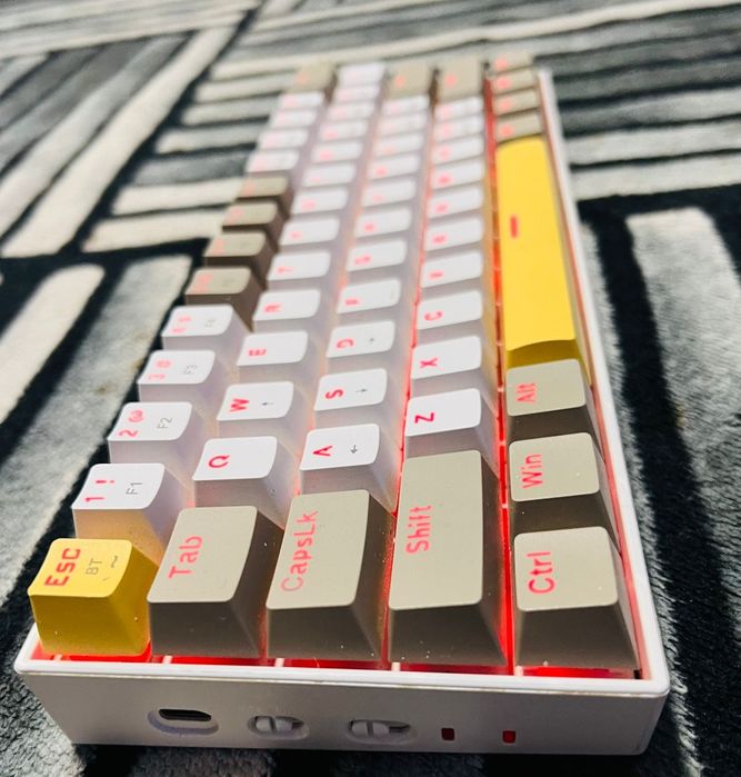 Vand tastatura Redragon modelk530 gaming pret 250 lei