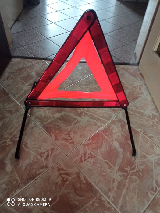 Светлоотразителен авариен триъгълник