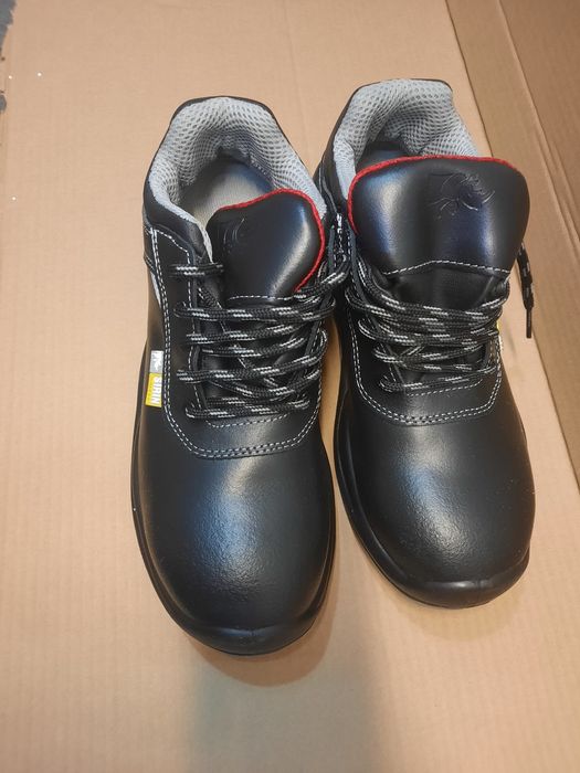 Vand bocanci de lucru