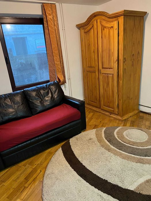 Casa de închiriat la curte