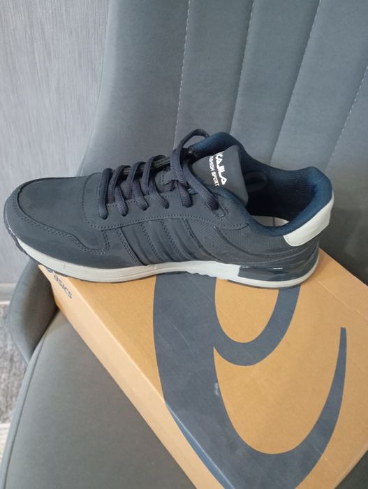 Продам мужские кроссовки