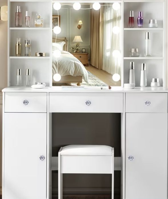 Модерна бяла тоалетка за грим