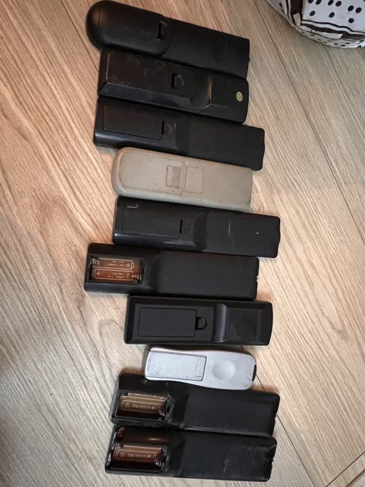 Пульты разные,много