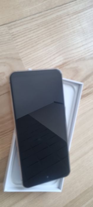 I phone 16 nou in cutie