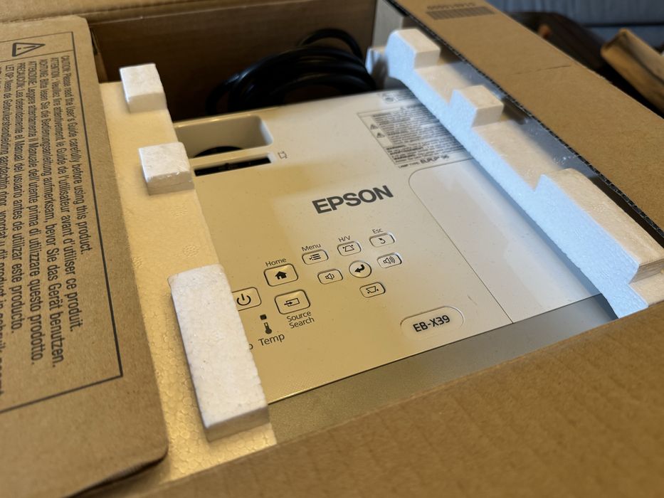 Vând videoproiector Epson EB-X39, în stare excelentă