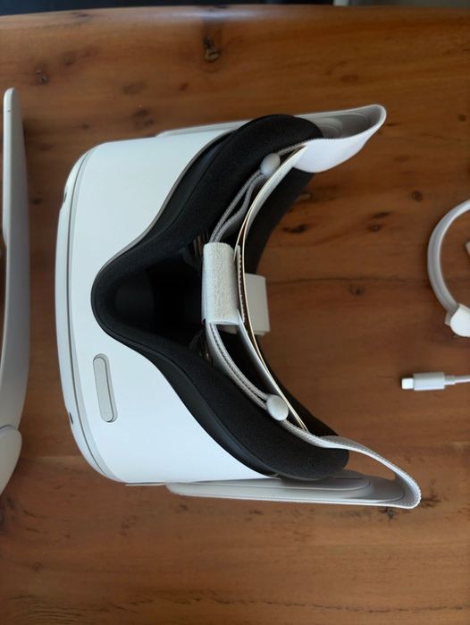 Meta Quest 2 VR очила + контролери + калъф – като нови