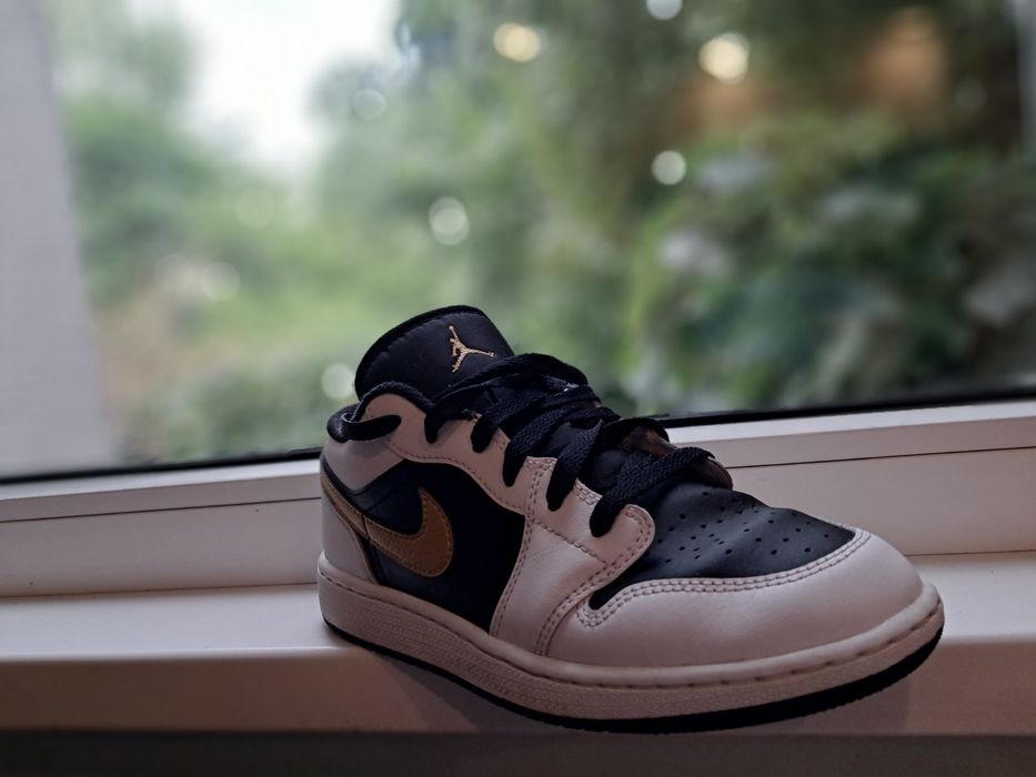 Jordan 1 Low gold