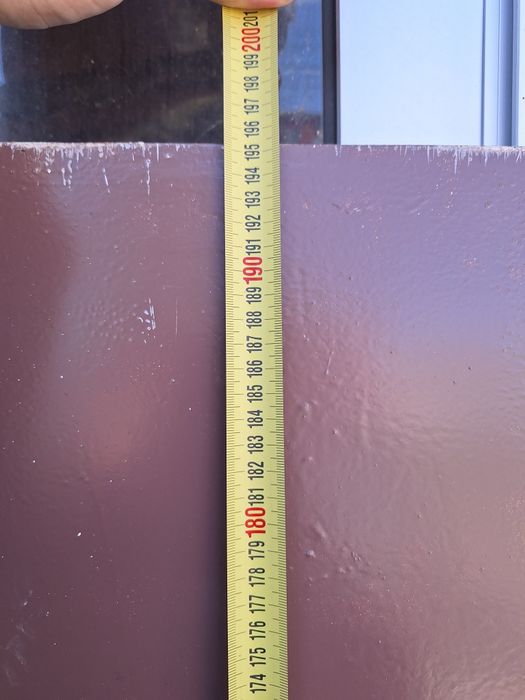 Масивна метална врата с брава и каса