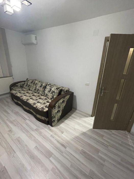 închiriez garsoniera