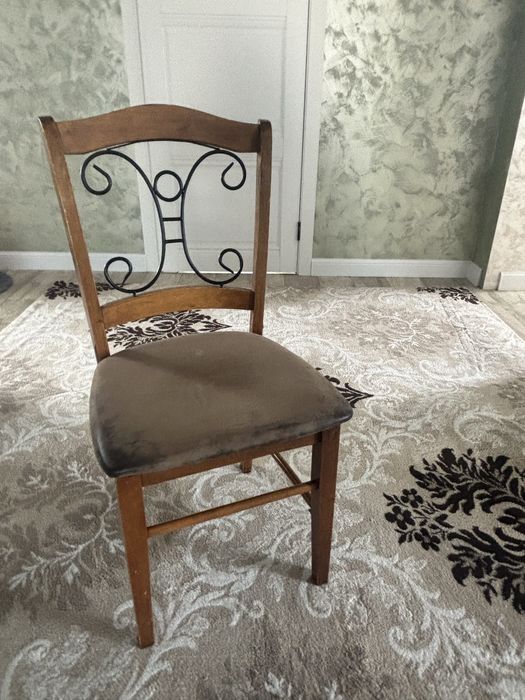 Стулья состояние приемлимое