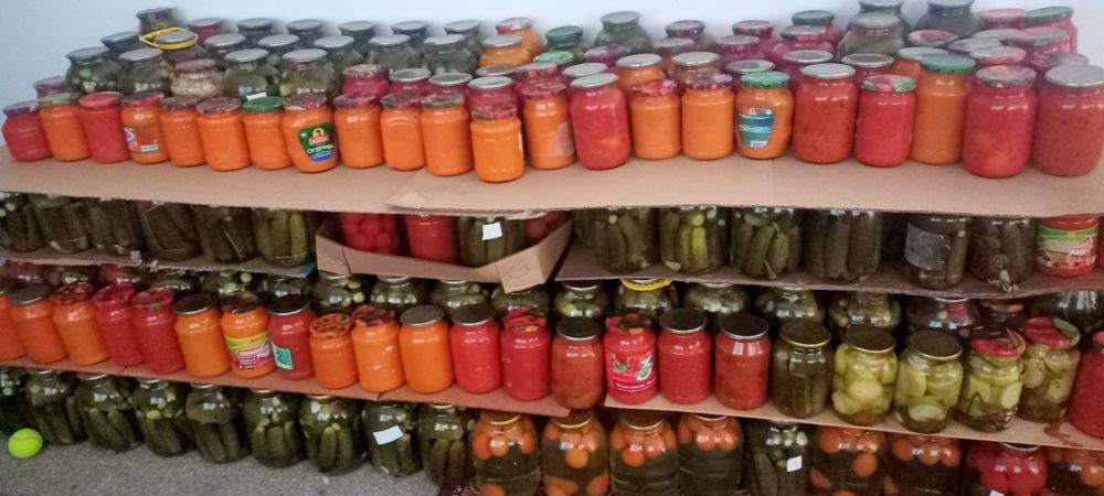 Дачные соленья в банках и тыквы