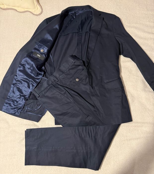 Костюм на Boss перфектен