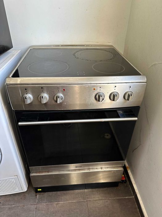 Фурна с котлони + микровълнова фурна