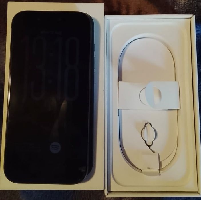 Vând iPhone 17 aproape nou