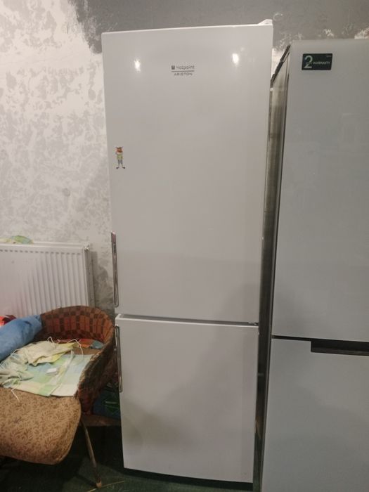 Продам холодильник аристон.