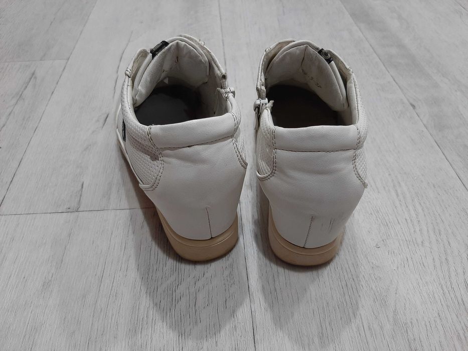 Продаю женскую обувь