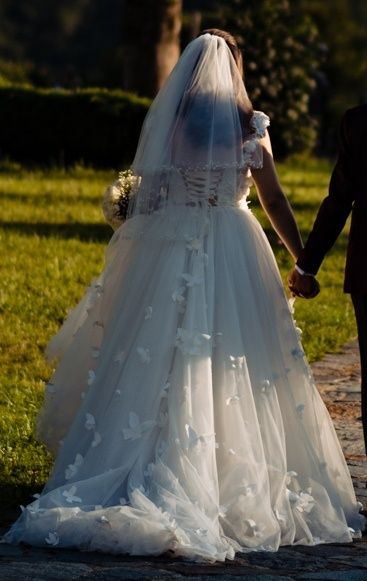 Vând rochie de mireasă tip prințesă, cu fluturași