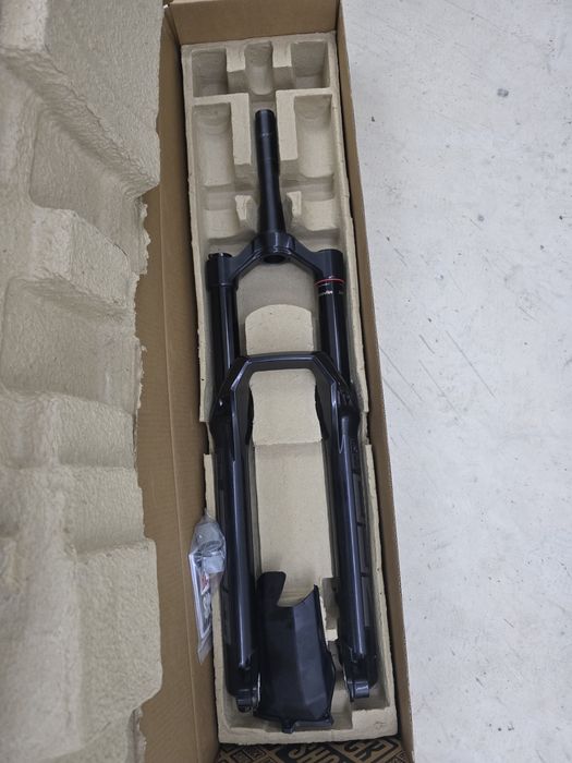 RockShox ZEB Select Charger RC 29" 170mm DebonAir+ Tapered Boost furca