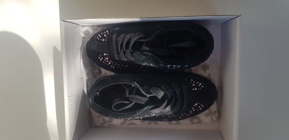 Кроссовки Guess для маленьких модниц