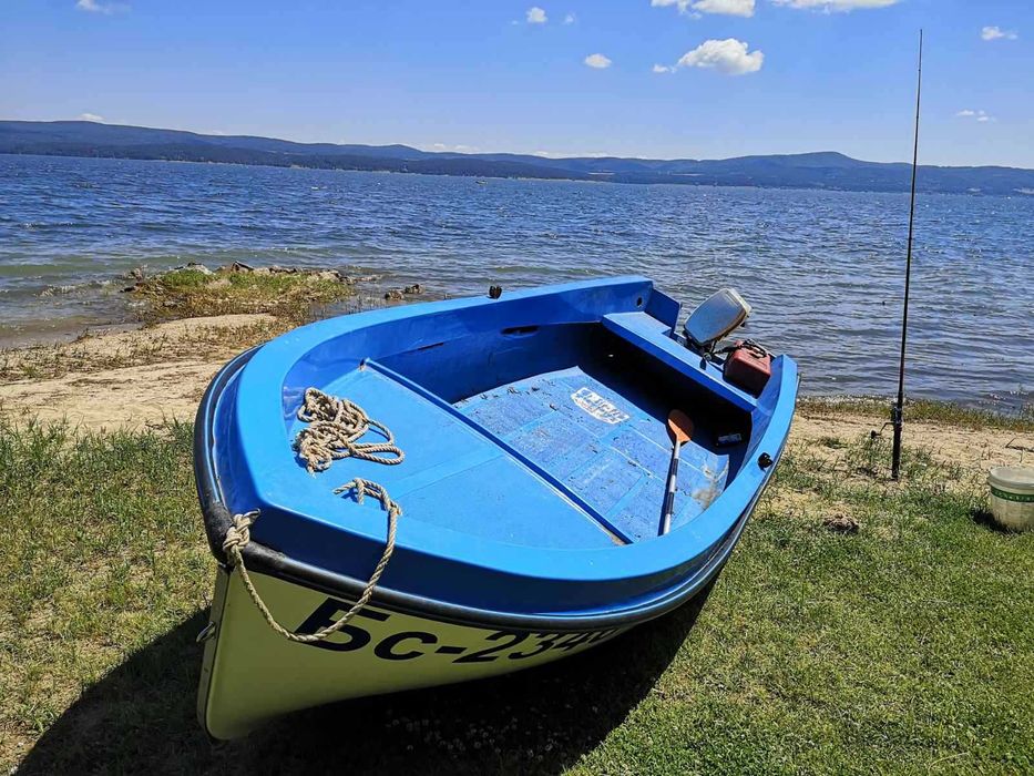 Регистрирана стъклопластова лодка Fish Boat 450 Царево + Покривало и Гребла – яз. Искър