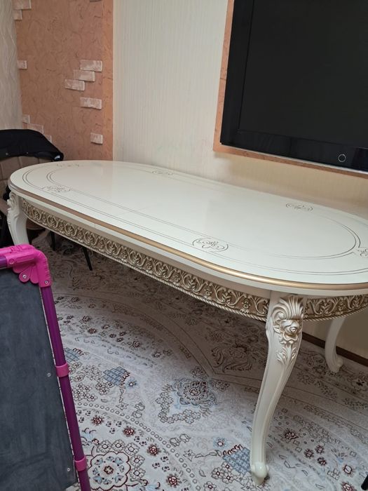 Продам стол и холодильник в хорошем состоянии