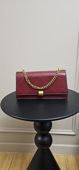 Новая стильная сумка с

регулируемой цепочкой