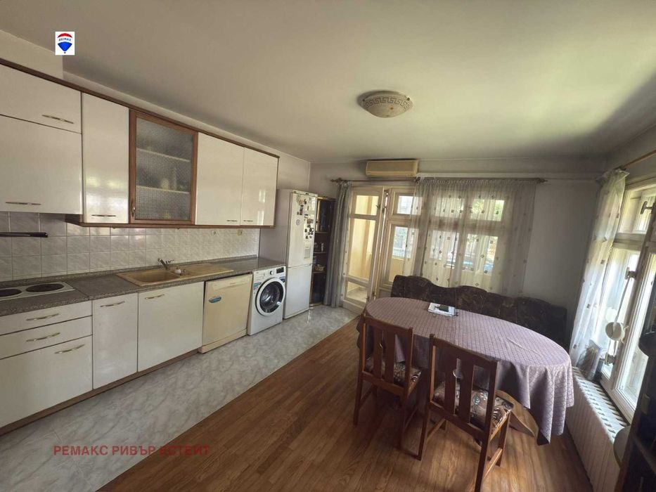 Тристаен апартамент с паркомясто и Ателие за продажба кв. Хъшове