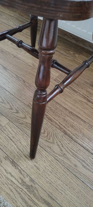 Продавам масивни дървени столове