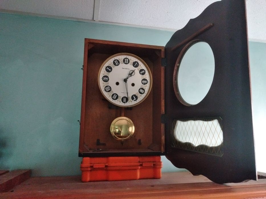 Стенен часовник Янтар