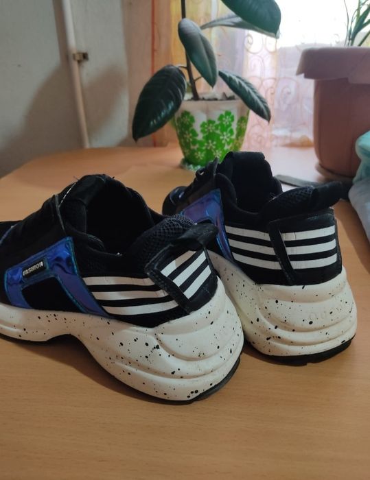 Продам модные кросовки раз 40