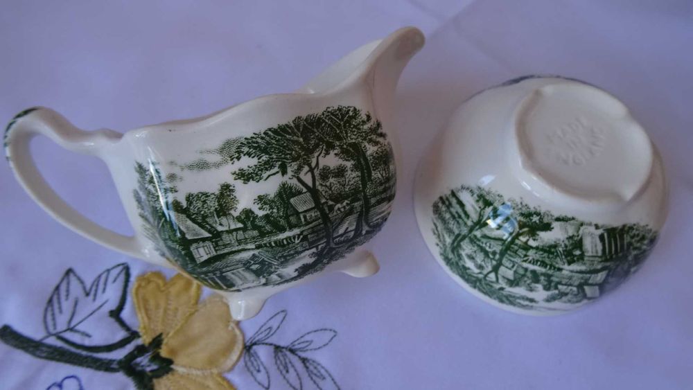 Чинии , чаши, чайник  Johnson Brothers.1930 - 1960-те години.