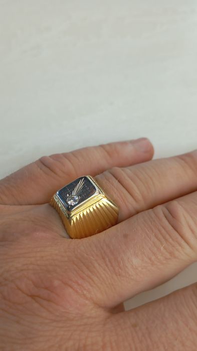 Золотой перстень 750 пробы с бриллиантом