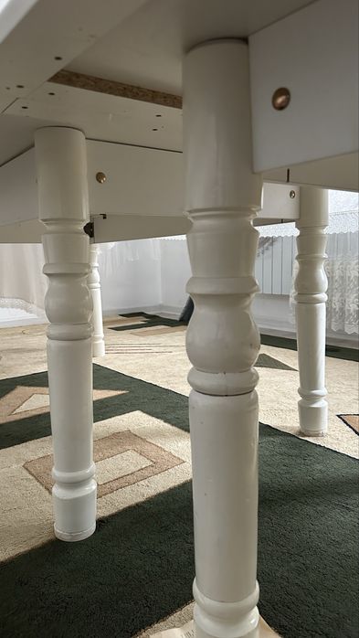 Стол и стулья. Белый