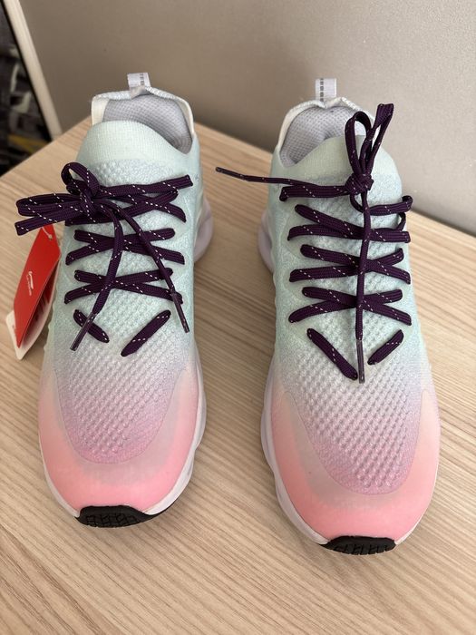 Кроссовки женские