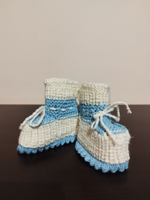 Ръчно плетени бебешки терлички и жилетки